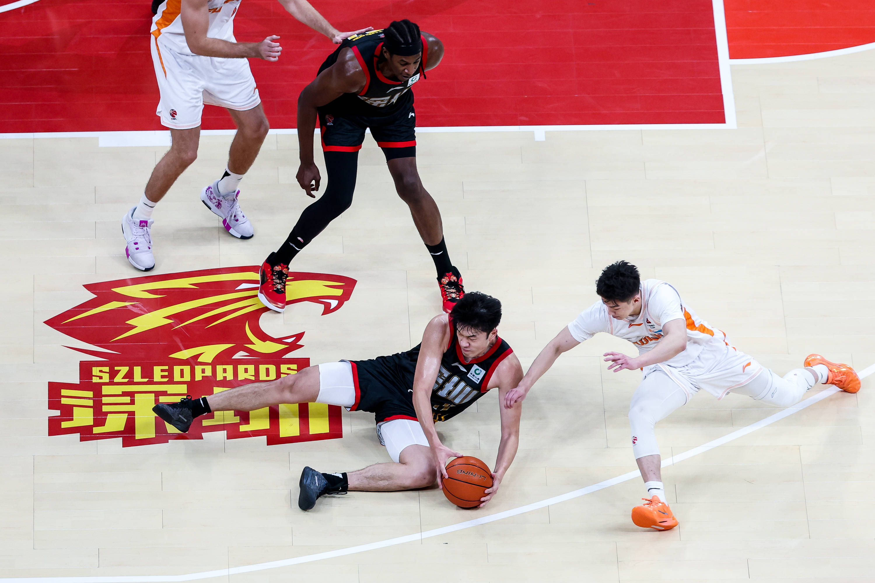 爱游戏官网-赛后深圳男篮备战NBA季后赛库里在切尔西比赛中伤愈复出，芝加哥公牛围绕CBA常规赛战术微调看傻球迷